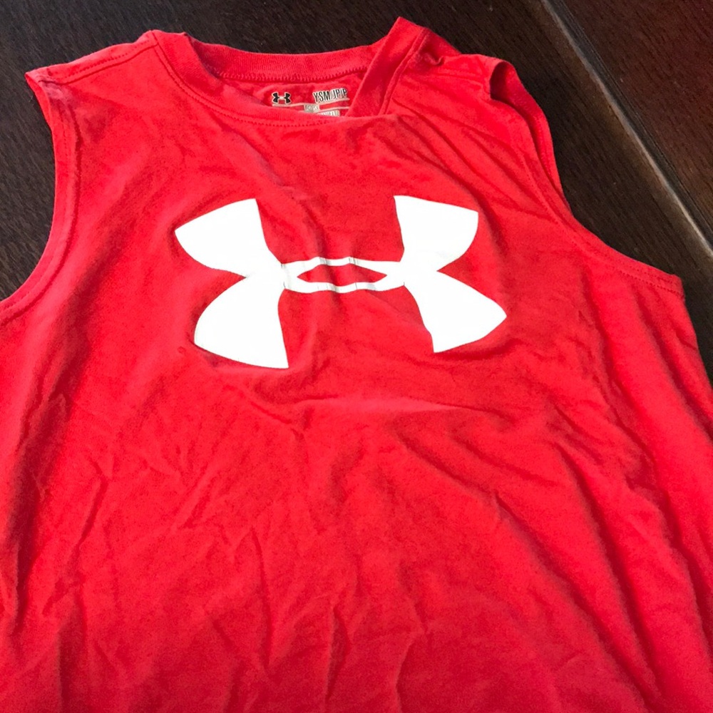 Boys under armour loose fit shirt Size YSM